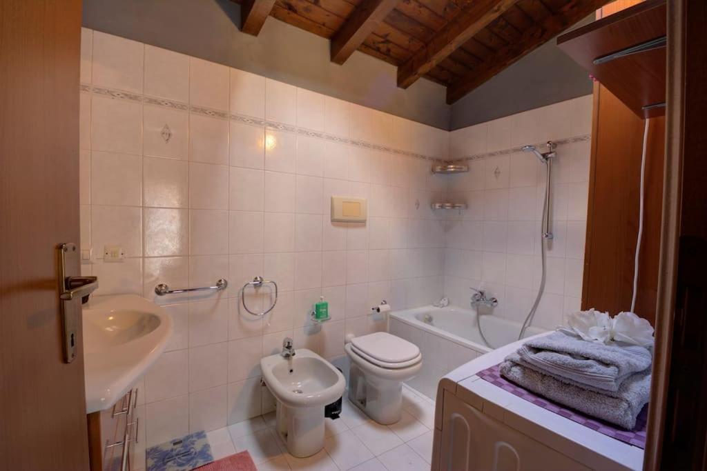 Casa Vacanza Angolo Della Corte Como Exterior foto